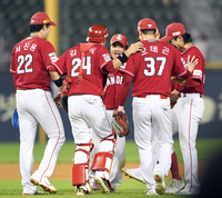 [포토]1위 LG 잡고 발 모아 세리머니 하는 SSG