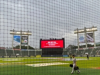 잠실 정상대결 20분 만에 우천취소 결정 왜? 관중석 탄식 속에서 선수들 세리머니로 위로[SS잠실in]