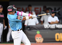 [포토]LG 플럿코 상대로 안타 치는 KT 황재균