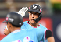 [포토]KT 황재균, 안타 신고합니다!