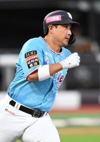 [포토]힘차게 베이스 러닝하는 KT 황재균