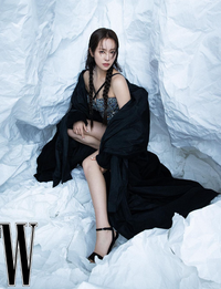 ‘힙하게’ 돌아오는 한지민, 카리스마 넘치는 화보