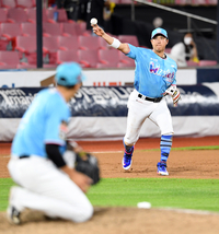 [포토]고영표가 지켜보는 가운데 땅볼 처리하는 황재균