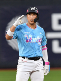 [포토]KT 황재균, 또 2루타!