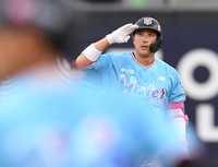 [포토]KT 황재균, 첫 타석 2루타 신고합니다!