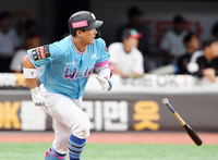 [포토]임찬규 상대로 2루타 뽑아내는 황재균