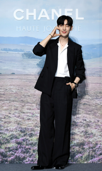 [포토] 이제훈 '심쿵 볼하트'