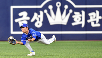 [포토]김혜성 안타 지우는 삼성 중견수 김현준