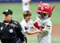 [포토]‘나 어쩌면 좋아요?’ 패대기시구 TFN 카이리