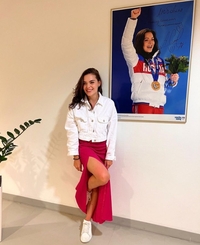 “금메달 안 뺏겨” 소트니코바, 도핑 논란 후…소치 시상식 액자 앞에서 보란듯이 미소 활짝