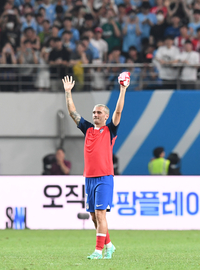 [포토]팬들에게 인사하는 AT마드리드 그리즈만