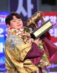 ‘씨름판 신종괴물’ 김민재 독주시대...6번째 백두급 평정 [제천의병장 장사대회]