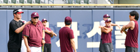[포토]‘투수코치에 마지막 안마’ 최원태