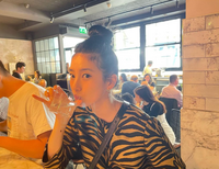 똥머리도 수지가 하면 쏘러블리…폭염 속 런던여행 인증