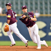 [포토]‘김태진과 콤비플레이’ 김혜성