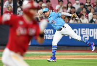 [포토]호수비로 출루 막는 KT 3루수 황재균