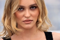 블핑 제니와 ‘디아이돌’ 출연 릴리 로즈 뎁, 父 조니뎁 쓰러졌는데 ‘동성 연인’과 LA 공개 데이트[할리웃톡]