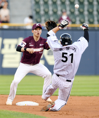 [포토]키움 김혜성, 1루 주자부터 잡고!