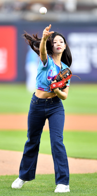 [포토]‘KT-SSG전 시구하는 미스코리아’