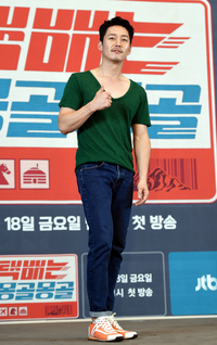 [포토] 장혁 '파격적인 패션으로 등장'