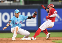 [포토]SSG 추신수, 내 발이 먼저!