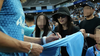 전지현, 남편이랑 맨시티 경기 직관 갔었네.. “꺄 땡큐” 사인받는 모습 포착