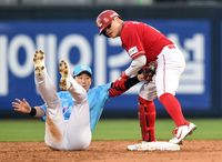 [포토]SSG 추신수, 후배 다칠까봐...