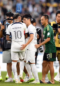 [포토] 이강인, 네이마르 엉덩이 툭!