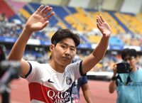 [포토] 팬들에 인사하는 이강인