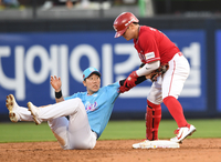 [포토]SSG 추신수, '다치면 안 돼...'