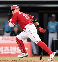 [포토]2루타로 선취점 뽑는 SSG 추신수