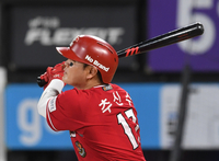 [포토]세 번째 2루타 치는 SSG 추신수