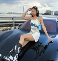 블랙핑크 제니, 직접 디자인한 P사 슈퍼카 위에 슈퍼 셀럽.. 찰떡 궁합이네