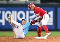 [포토]넘어지는 오윤석 잡아주는 추신수