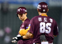 [포토] ‘9회초 안타출루, 2사 1,2루 만든 김혜성’