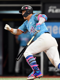 [포토]KT 황재균, SSG 선발 엘리아스 상대 2타점 역전 적시타