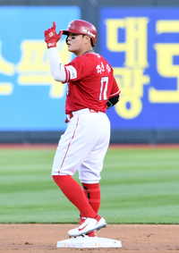 [포토]SSG 추신수, 첫 타석부터 2루타!