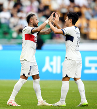 [포토] 네이마르, 골 넣고 이강인과 하이파이브