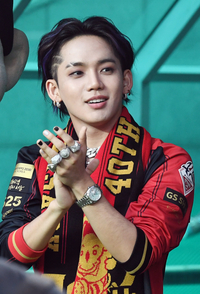 [포토]박수 치며 그라운드 입장하는 트레저 최현석