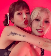 현아, 전소미 품에 안고 세상 다 가진 듯 행복.. 커플 총 타투 눈길