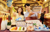 신세계백화점 “딸기 탕후루도 있어요”… 인기 간식 선보여