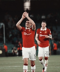 또 실점 빌미된 ‘실수’…맨유 ‘금쪽이’ 매과이어, 이번엔 12살 어린 댄 고어에게 ‘호통’받았다