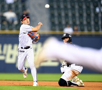 “김혜성 같았다” 동료도 극찬하는 LG 2루 신데렐라맨, 수비로도 팀 구한다[SS스타]