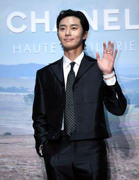 ‘머리띠가 뭐기에…’ 박서준, 무대인사 논란에 “두피가 아파서” 해명글까지