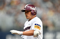 [포토]‘3회말 선두타자 안타’ 이지영