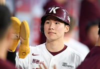 [포토]3안타에 이어 두 번째 득점 올리는 키움 김혜성