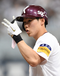 [포토]세 타석만에 3안타 경기 만드는 키움 김혜성