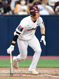 [포토]키움 김혜성, 롯데 박세웅 상대 역전 적시타