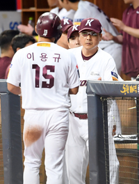 [포토]선제 득점 이용규를 맞이하는 홍원기 감독