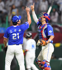 [포토]승리의 세리머니를 나누는 삼성 오승환과 강민호